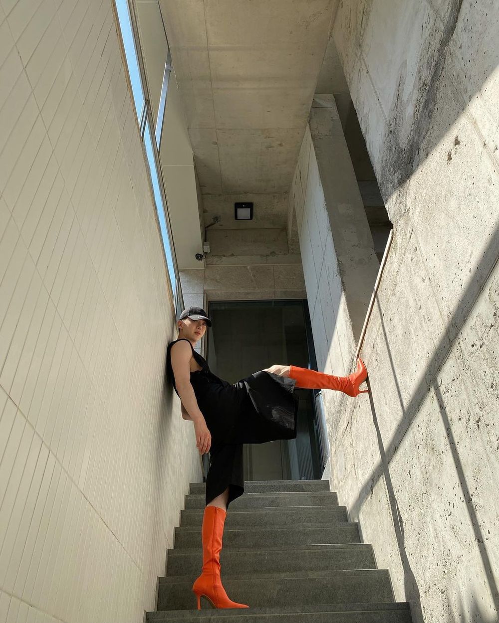  
Jo Kwon đầy cá tính khi dám diện cho mình đôi boot nữ với màu sắc nổi bật. (Ảnh: Instagram)