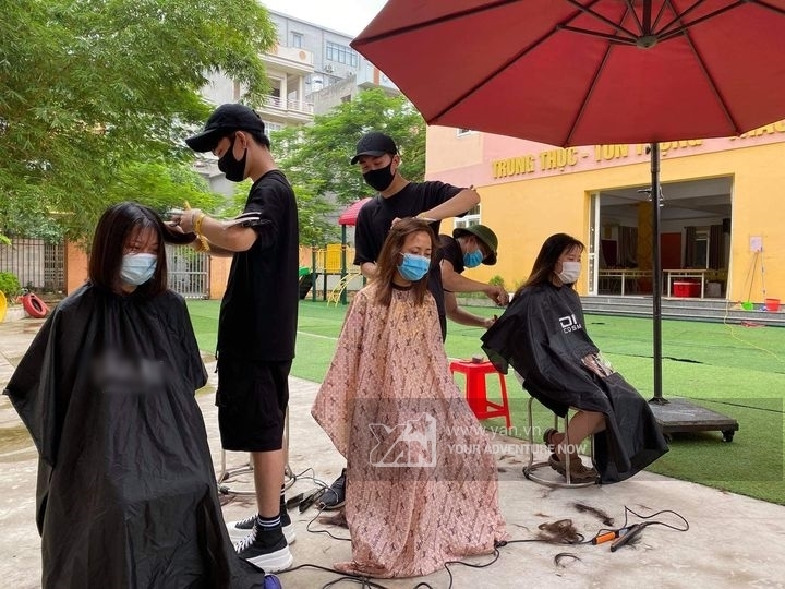  
Nhóm của anh Thành cẩn thận cắt cắt tóc cho từng người. (Ảnh: Loulee Thành)