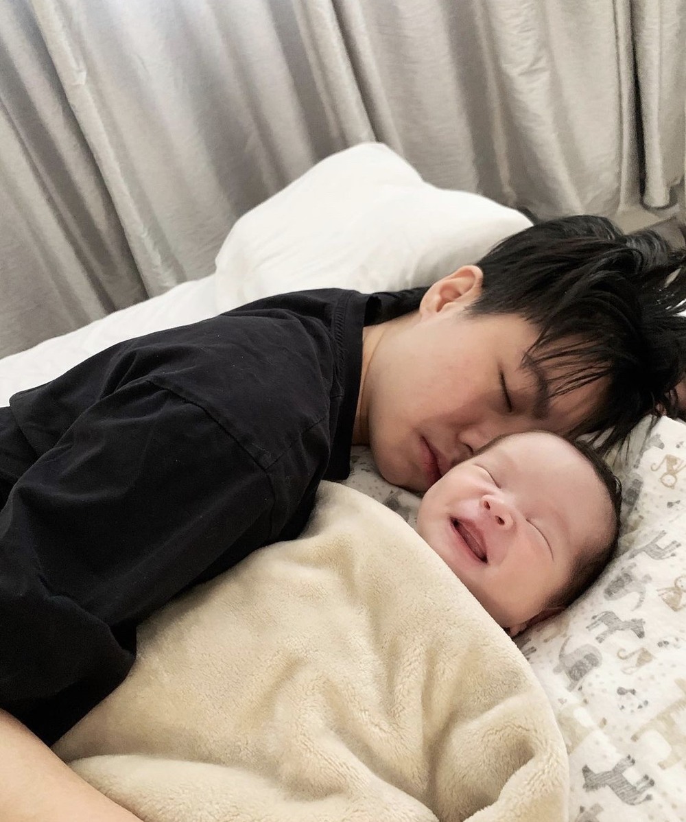  
Hình ảnh đáng yêu của Alex và bé Bay ôm nhau ngủ khiến dân mạng thích thú (Ảnh: IGNV).