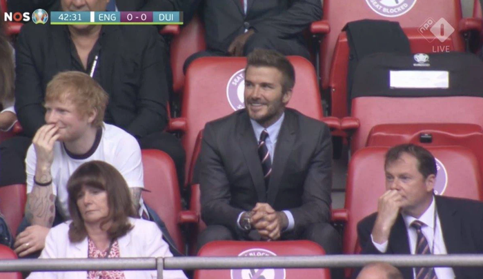  
David Beckham ngồi cạnh Ed Sheeran. (Ảnh: Reuters)