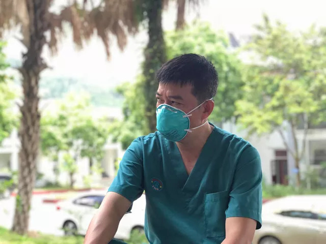 
Bác sĩ Trần Thanh Linh cũng là người đã điều trị trực tiếp cho phi công người Anh rất nặng nhiễm Covid-19 ở Việt Nam. (Ảnh: Bộ Y Tế)