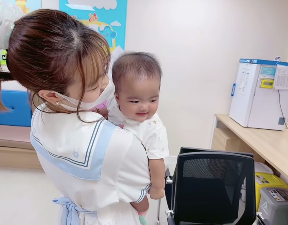  
Sau khi tiêm vaccine xong cô công chúa nhỏ vẫn cười với bác sĩ. (Ảnh: Chụp màn hình) - Tin sao Viet - Tin tuc sao Viet - Scandal sao Viet - Tin tuc cua Sao - Tin cua Sao