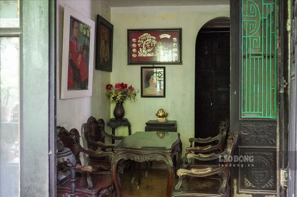  
Bộ bàn ghế quý giá trong căn nhà nổi tiếng của ông nội Thảo. (Ảnh: Lao động)