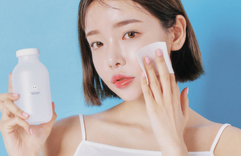  Để da có thể thông thoáng và hấp thụ dưỡng chất tốt nhất, chúng ta phải làm sạch da mặt trước. (Ảnh: Pinterest)