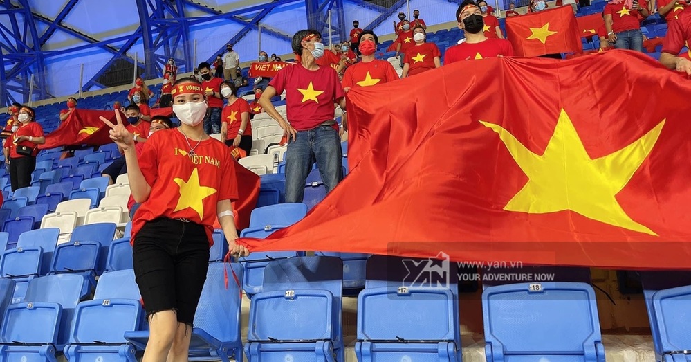  
Không thể thiếu quốc kỳ của Việt Nam.