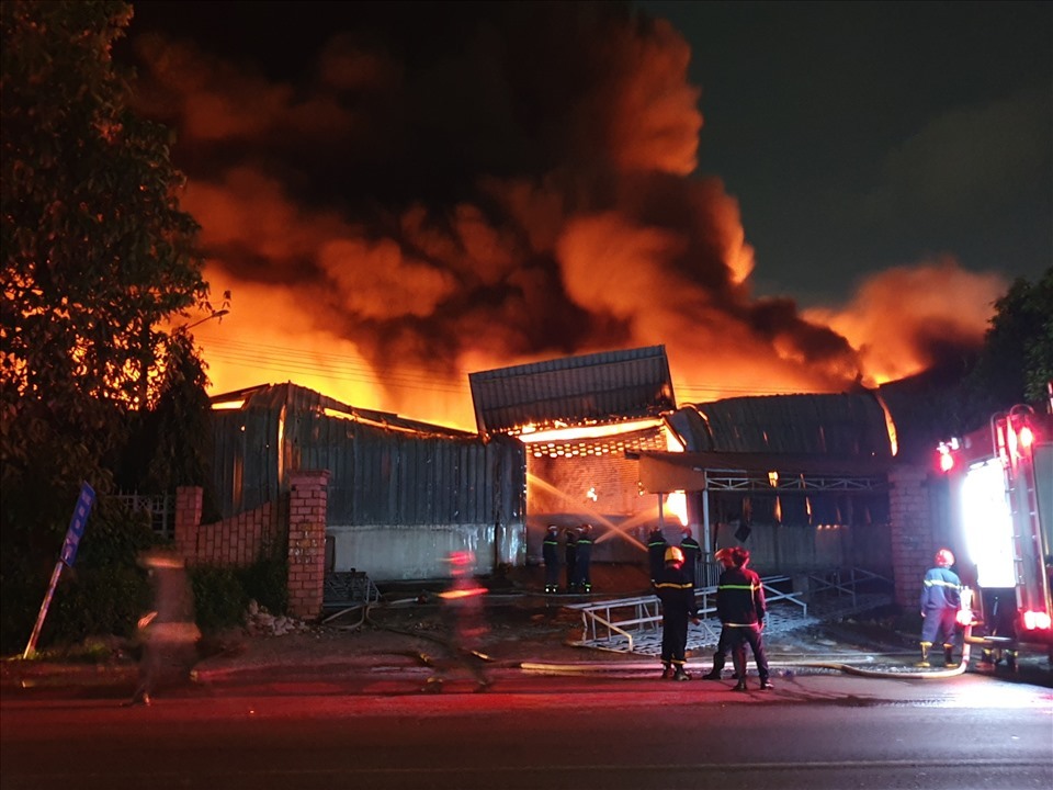 Đám cháy lớn tại Khu công nghiệp Sóng Thần 1, phải huy động hơn 100 chiến sĩ chữa cháy. (Ảnh: Công An TP.HCM)