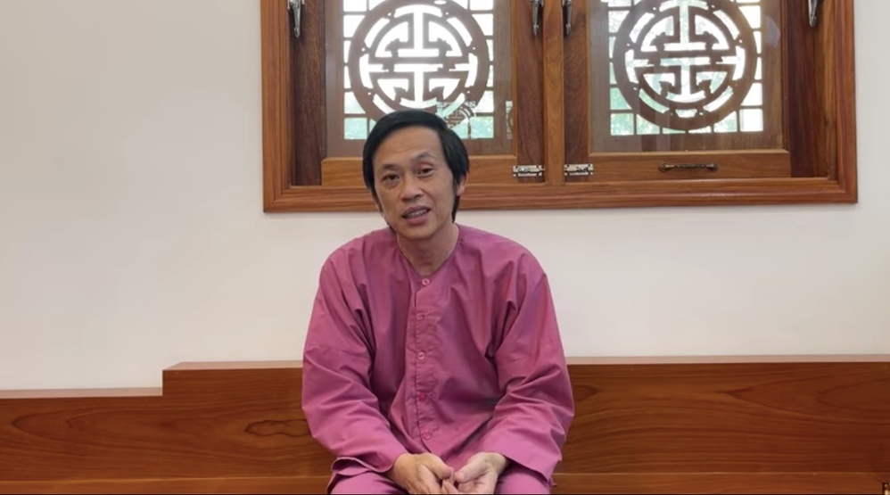  
Hoài Linh xuất hiện trong đoạn clip mới nhất giải thích về sự việc tiền từ thiện thời gian qua. (Ảnh: Chụp màn hình)