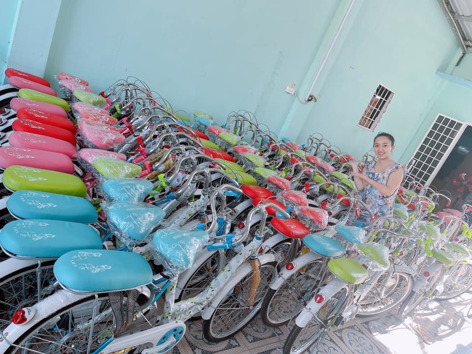  
Cả trăm chiếc xe đạp do Quỳnh Quỳnh mua để tặng cho những hoàn cảnh khó khăn, không có phương tiện di chuyển. - Tin sao Viet - Tin tuc sao Viet - Scandal sao Viet - Tin tuc cua Sao - Tin cua Sao