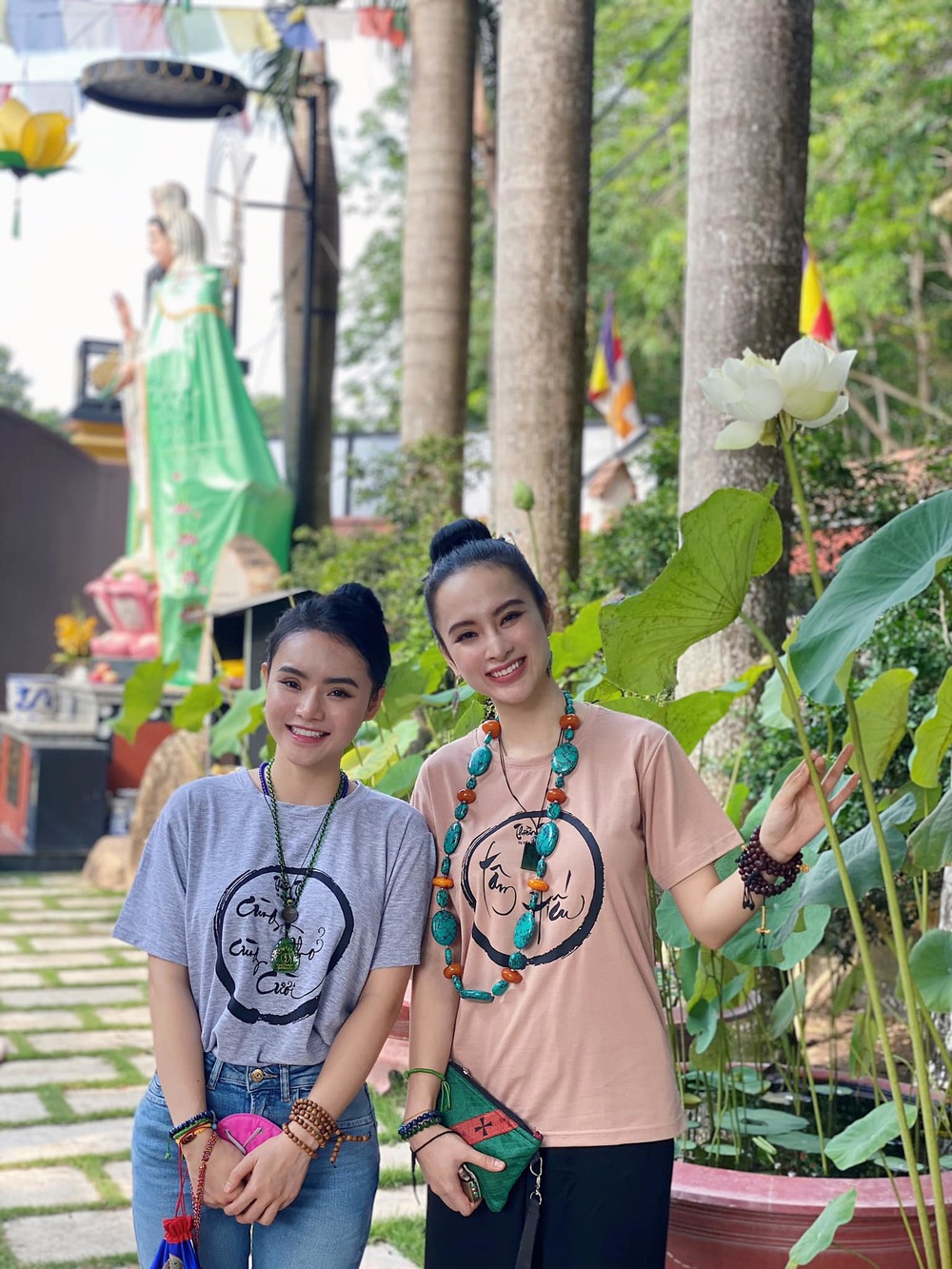  
2 chị em thường xuyên đi chùa lễ Phật. (Ảnh: FBNV) - Tin sao Viet - Tin tuc sao Viet - Scandal sao Viet - Tin tuc cua Sao - Tin cua Sao