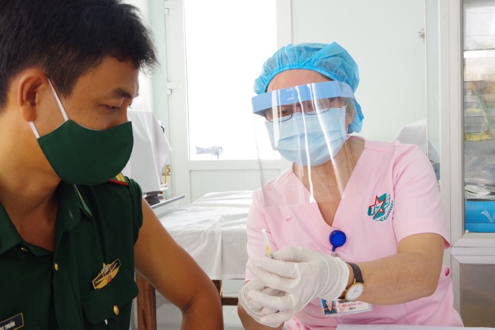 Cán bộ y tế sẽ giải thích cụ thể về vaccine. (Ảnh: Bộ Y tế)