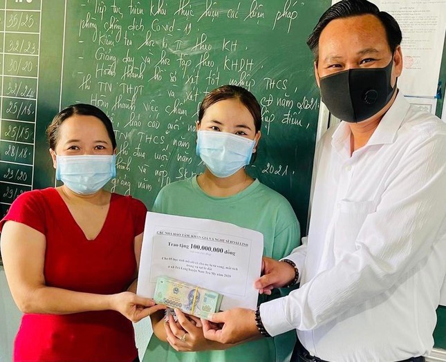  
Đại diện đoàn nghệ sĩ Hoài Linh trao tiền hỗ trợ cho người dân vùng lũ ở huyện Nam Trà My, Quảng Nam. (Ảnh: 24h)