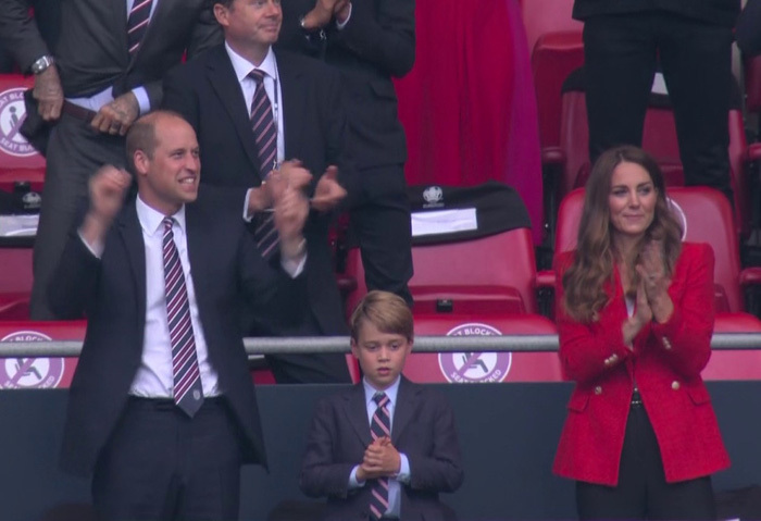  
Đội tuyển anh giành được chiến thắng, Hoàng tử William và gia đình đã đứng lên vỗ tay ăn mừng. (Ảnh chụp màn hình) 