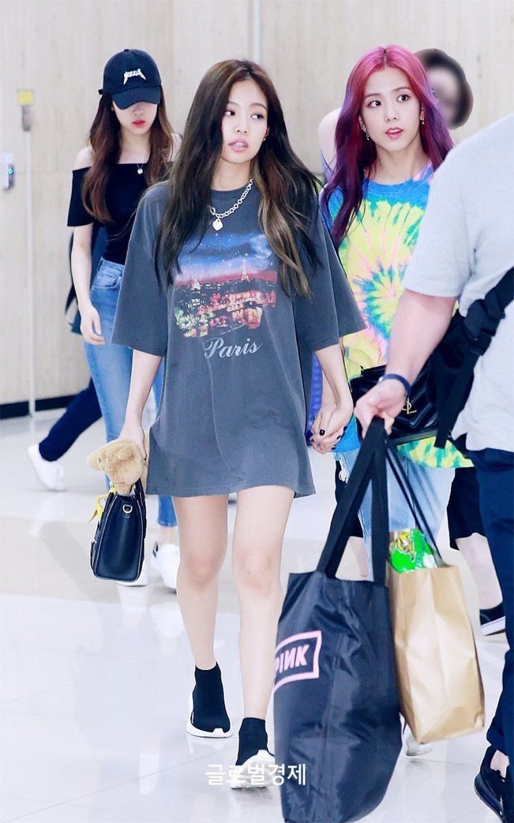 
Gu thời trang sân bay của Jennie được các fan yêu thích. (Ảnh: Twitter)
