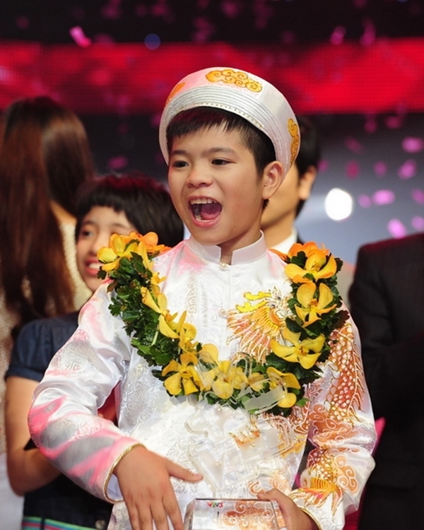  
Thời điểm năm 2013-2014, cát-xê của Quang Anh thấp nhất cũng là 10 triệu. Tuy nhiên, khi đó nam ca sĩ vẫn còn chăm lo cho việc học, không chạy show thường xuyên. (Ảnh: vtv)