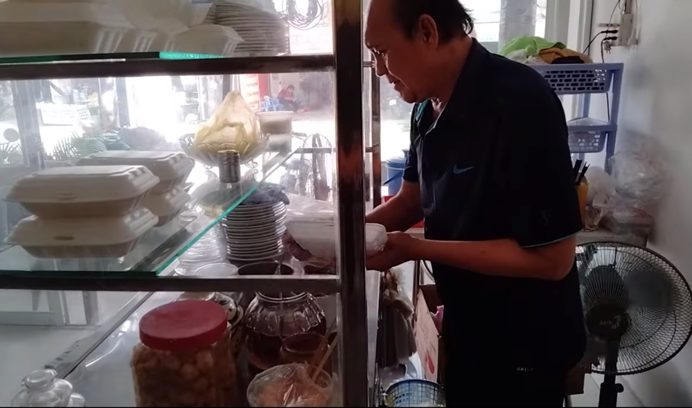  
Hiện tại, cuộc sống của Duy Phương gặp nhiều khó khăn anh bán bánh bèo phụ giúp thêm cho gia đình. (Ảnh: Chụp màn hình) - Tin sao Viet - Tin tuc sao Viet - Scandal sao Viet - Tin tuc cua Sao - Tin cua Sao