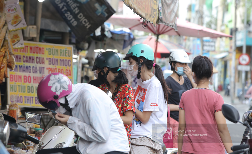  
Nhiều thực khách chờ đợi nhận đồ ăn tại chợ ẩm thực Tân Định (Quận 1).