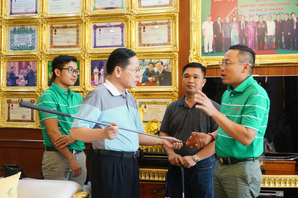  
Ông Lê Văn Kiểm cùng các nhân viên có mặt tại sân golf do bản thân đầu tư. (Ảnh: Long Thành)