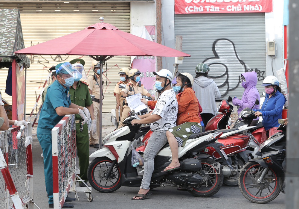  
Điểm kiểm soát ra vào quận tại đường Lê Quang Định, quận Gò Vấp. 