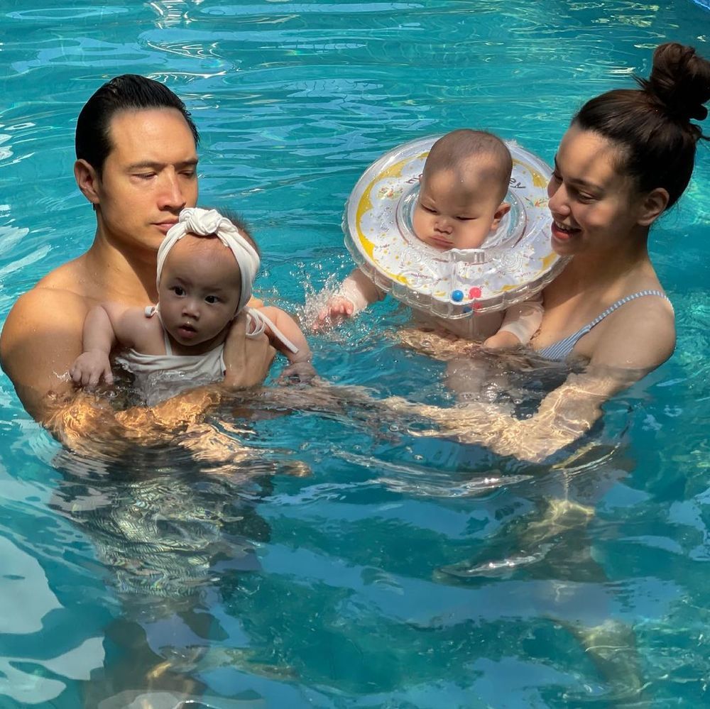  
Leon cũng bơi giỏi hơn và được ba mẹ cho dùng phao riêng. (Ảnh: IGNV) - Tin sao Viet - Tin tuc sao Viet - Scandal sao Viet - Tin tuc cua Sao - Tin cua Sao