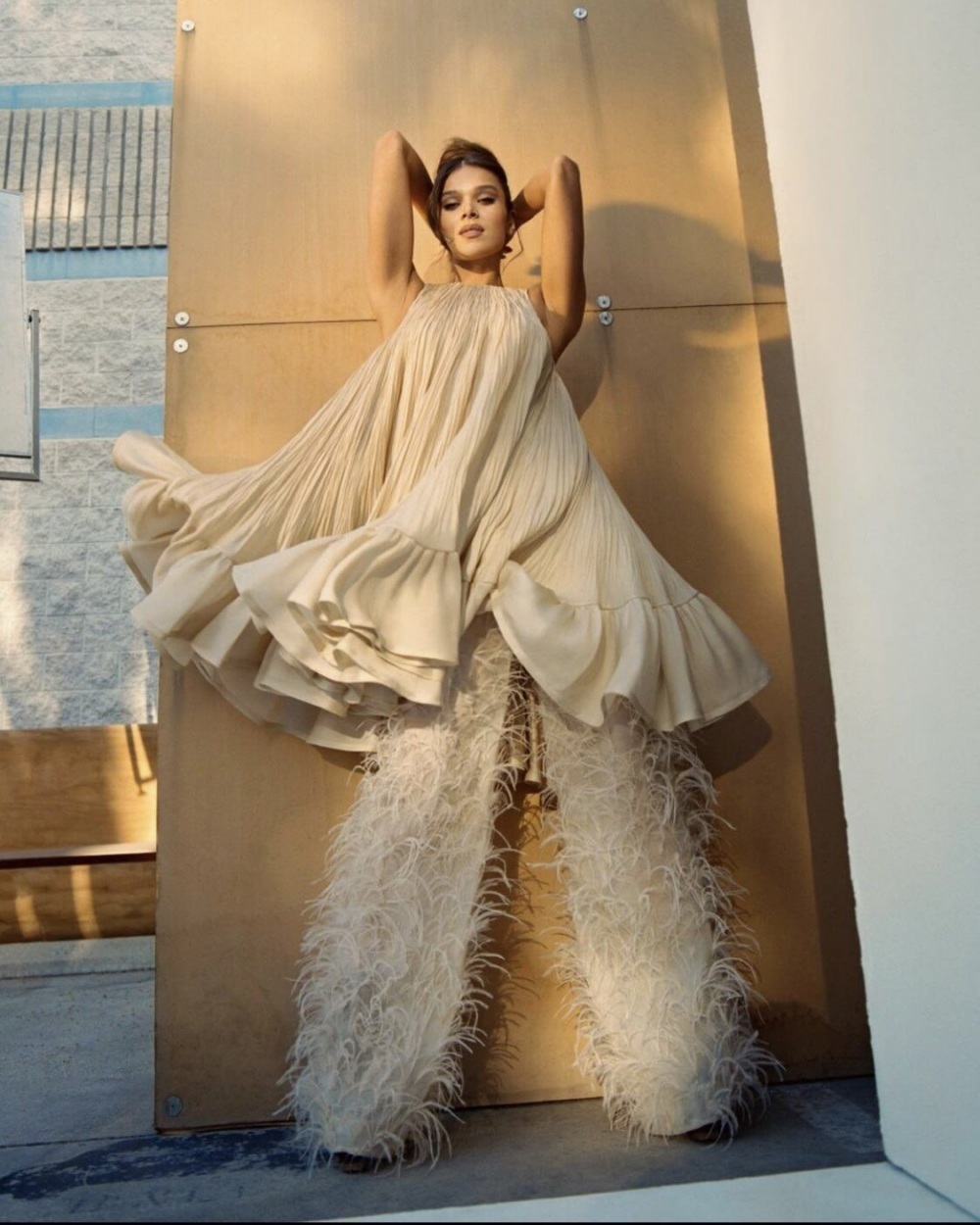 Hailee Steinfeld nổi bật trong trang phục CONG TRI Thu Đông 2020.