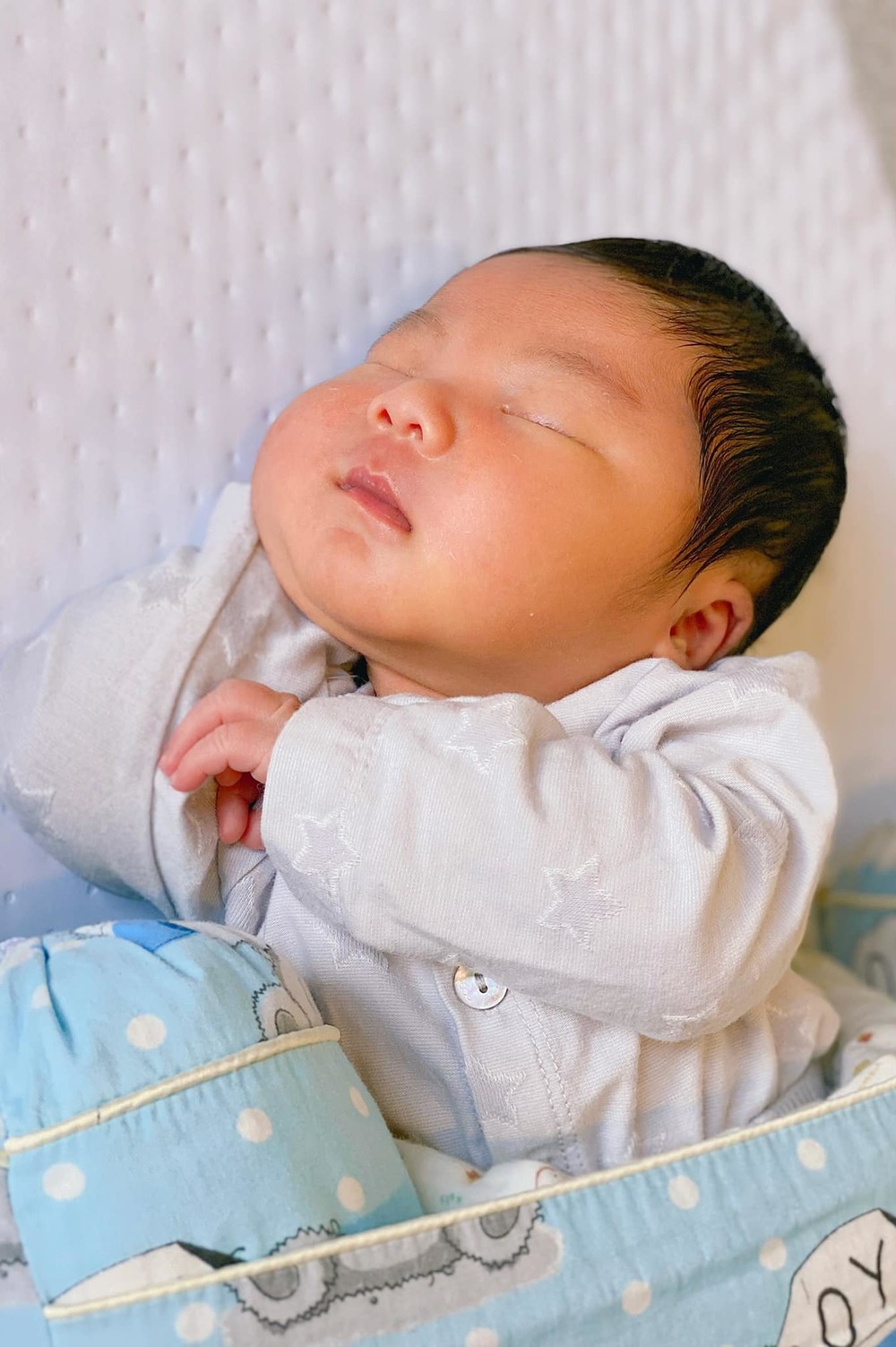  
Con trai Hòa Minzy lúc mới sinh 1 tuần. (Ảnh: FBNV) - Tin sao Viet - Tin tuc sao Viet - Scandal sao Viet - Tin tuc cua Sao - Tin cua Sao