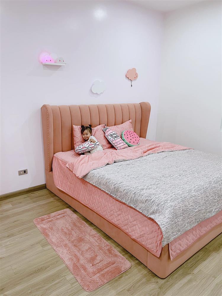 
Phòng ngủ của bé Sunny sử dụng tông màu hồng nữ tính. (Ảnh: 2Sao)