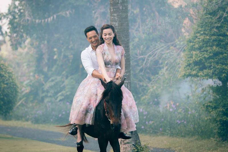  
Hồ Ngọc Hà và Kim Lý cũng từng cưỡi ngựa trong MV Cả một trời thương nhớ. (Ảnh: thethaovanhoa)