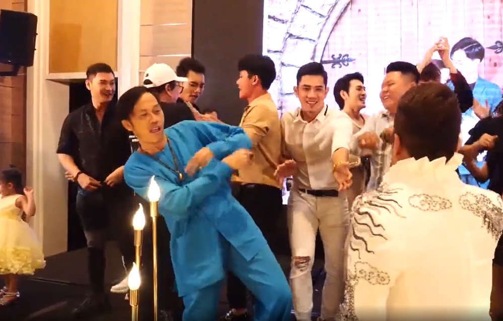  
Danh hài Hoài Linh gây tranh cãi khi nhảy trong một sự kiện. (Ảnh: Chụp màn hình)