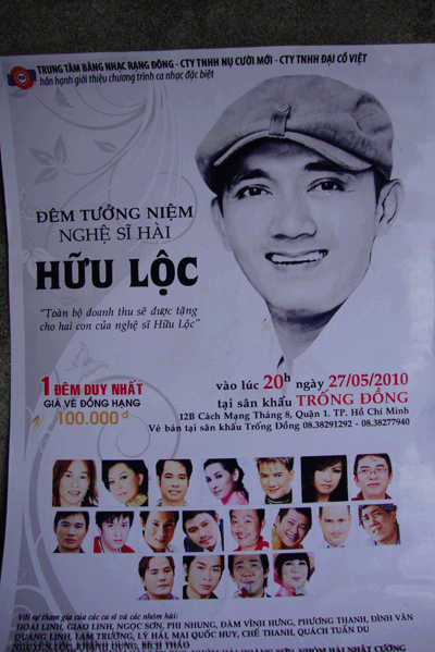 
Poster cho chương trình tưởng niệm gây quỹ mà Công ty TNHH Đại Cồ Việt của nghệ sĩ Hoài Linh khi ấy quảng cáo. (Ảnh: Người Lao Động)