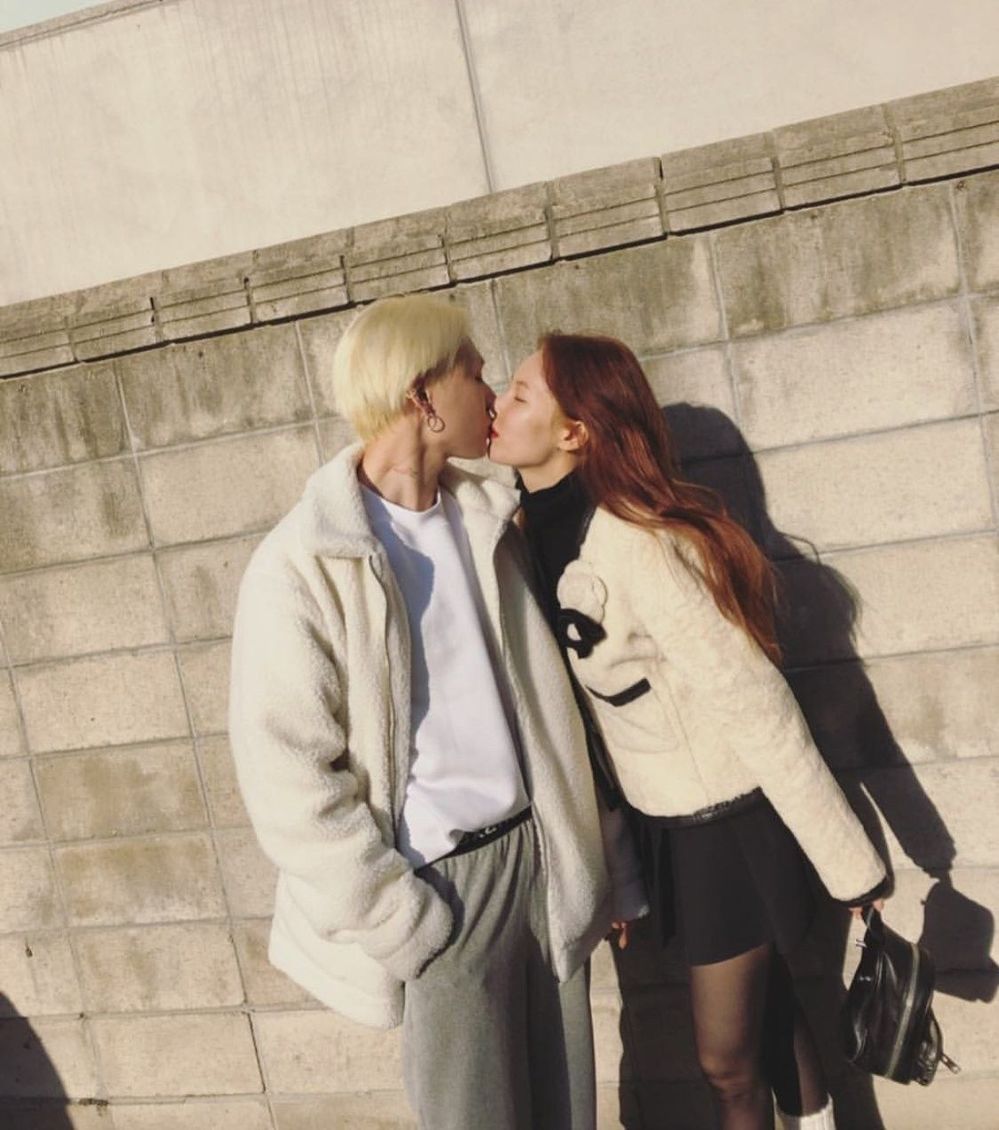  
HyunA và Dawn trao nhau nụ hôn ngọt ngào. (Ảnh: Pinterest)