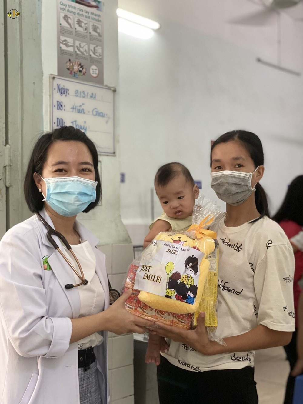  
Những món quà được các y bác sĩ gửi tận tay đến các bệnh nhi. (Ảnh: FBNV) - Tin sao Viet - Tin tuc sao Viet - Scandal sao Viet - Tin tuc cua Sao - Tin cua Sao