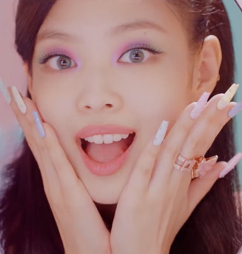  Jennie xuất hiện cùng bộ nail xinh xắn trong MV Ice Cream. Phong cách vừa ngọt ngào nhưng cũng vừa sang chảnh của cô được người hâm mộ thi nhau học hỏi. (Ảnh: Chụp màn hình)