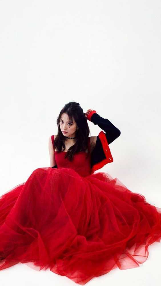 Amaranth Việt Nam  Thanh Hằng đụng váy Dior của Jisoo Liệu Đôi chân  1m12 có lấn át spotlight Hoa hậu Hàn Quốc