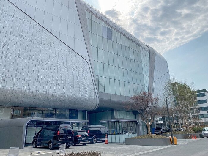  
Trụ sở mới siêu hoành tráng của YG Entertainment với không gian rộng rãi, ngoại thất sang trọng. (Ảnh: Twitter)