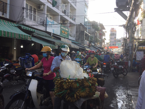  
Vẫn có những khu chợ tại thành phố Hồ Chí Minh đông đúc trong thời gian giãn cách. (Ảnh: Tuổi Trẻ)