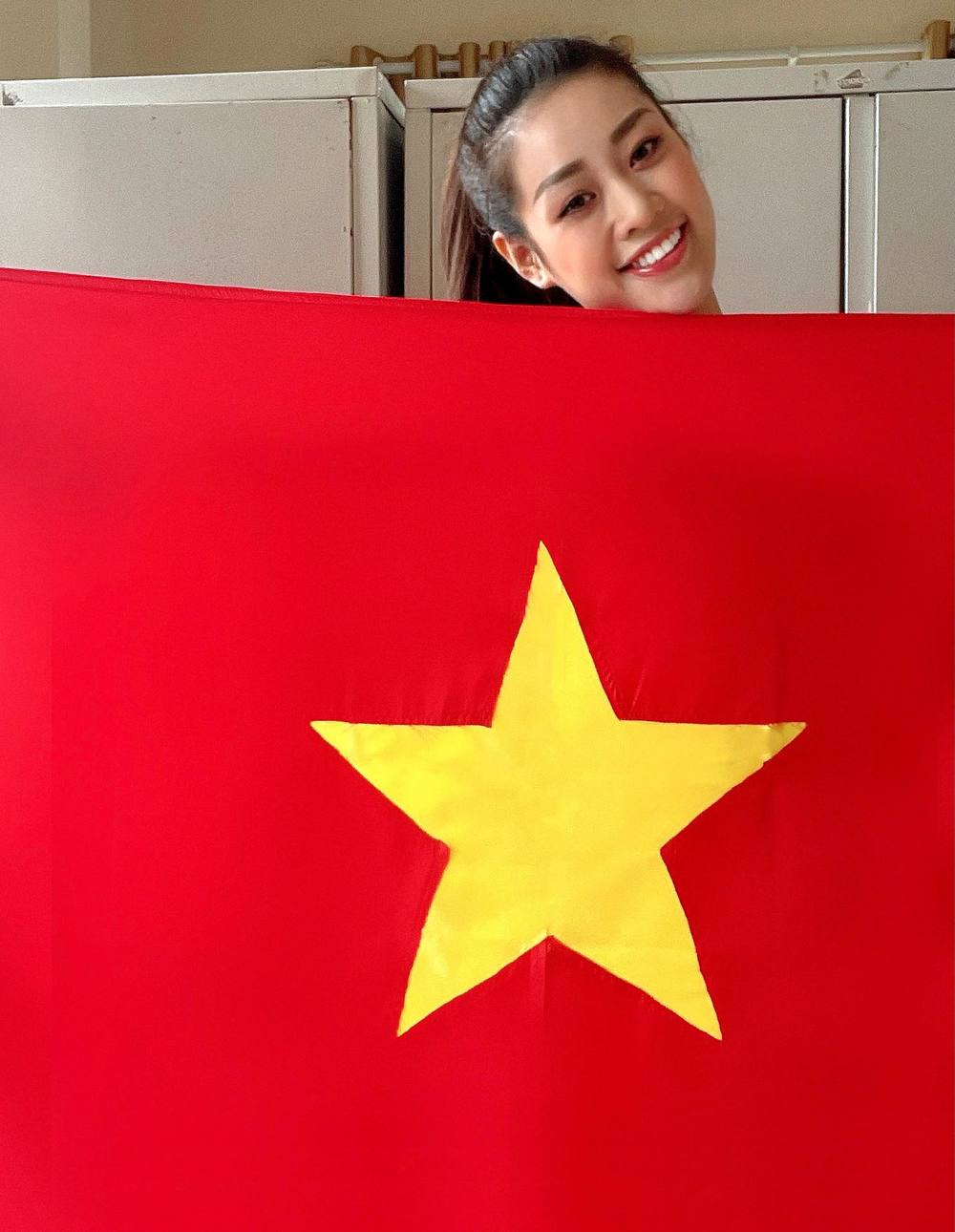  
Là một nàng Hậu có niềm đam mê với môn bóng đá nên Khánh Vân không thể bỏ qua được trận đấu tối nay giữa đội tuyển Việt Nam và Malaysia. (Ảnh: FBNV) - Tin sao Viet - Tin tuc sao Viet - Scandal sao Viet - Tin tuc cua Sao - Tin cua Sao