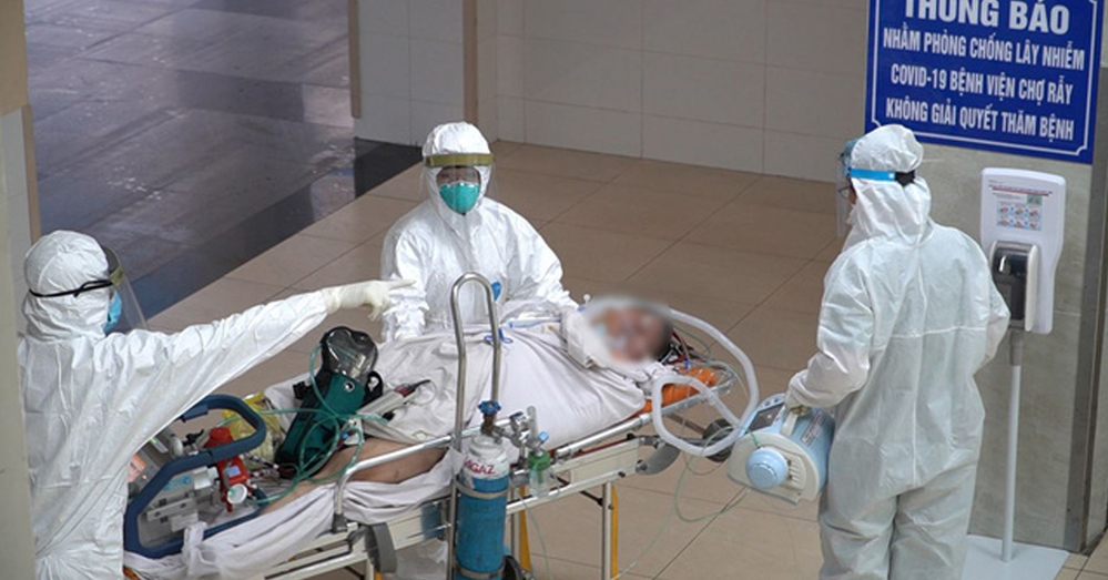  
Bệnh nhân Covid-19 có chuyển biến nặng, được đưa vào phòng chăm sóc đặc biệt. (Ảnh: Dân Việt)