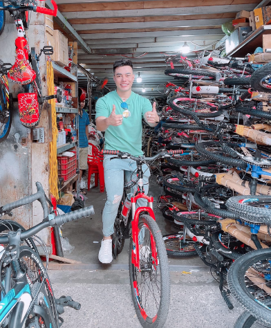  
Nam nghhệ sĩ từng phát hàng trăm chiếc xe đạp cho các học sinh nghèo hay cho các hộ gia đình khó khăn. (Ảnh: FBNV) - Tin sao Viet - Tin tuc sao Viet - Scandal sao Viet - Tin tuc cua Sao - Tin cua Sao