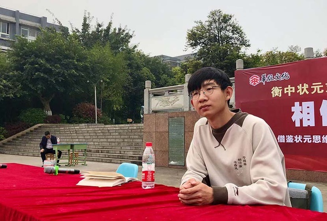  
Không thành công sau khi thành thủ khoa nhưng Liu Jiasen vẫn trở thành diễn giả hướng dẫn học sinh trở thành "thủ khoa" (Ảnh: Sixth Tone)