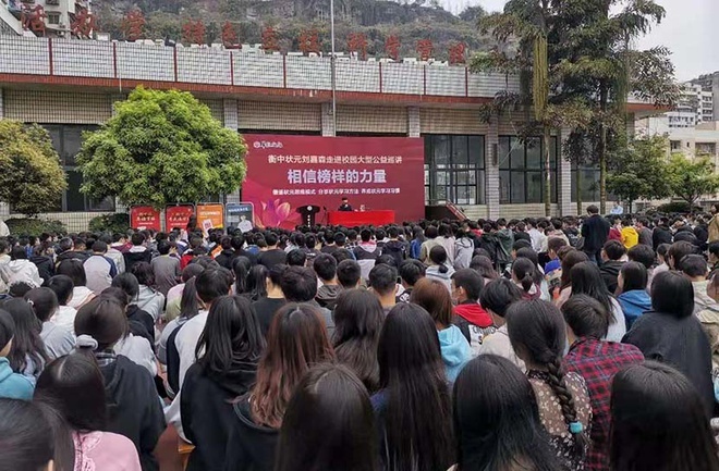  
Hàng trăm người nghe Liu Jiasen diễn thuyết cách trở thành thủ khoa (Ảnh: Sixth Tone)