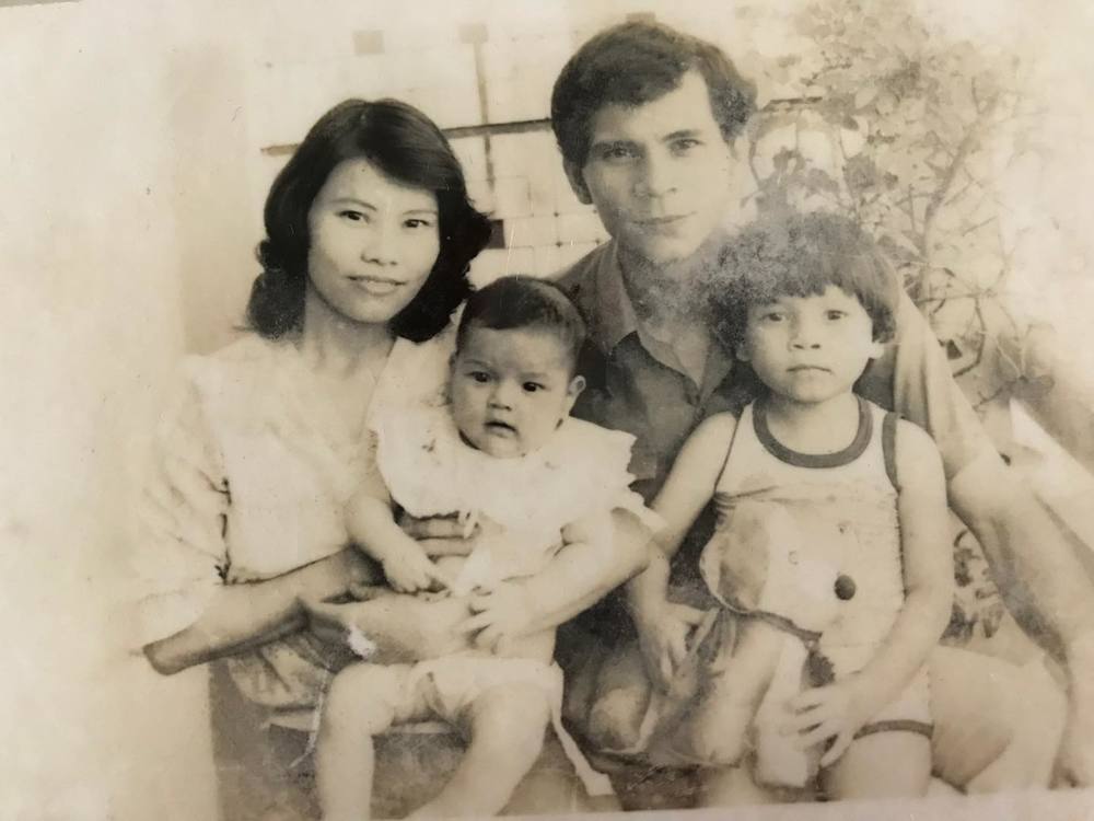  
Gia đình Hồ Ngọc Hà cách đây nhiều năm về trước. (Ảnh: FBNV)