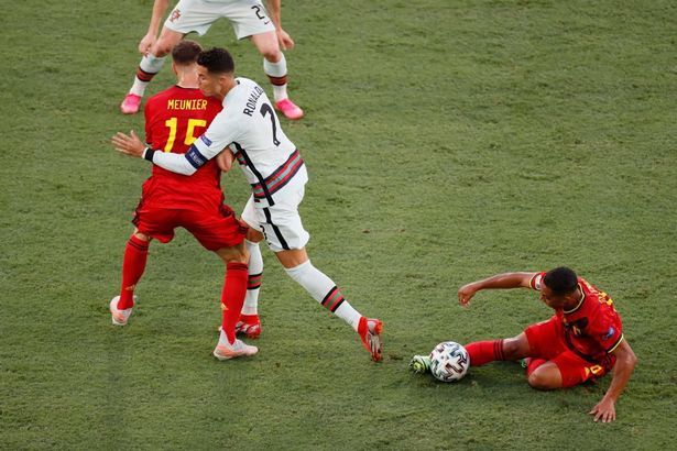  
CR7 va chạm với cầu thủ tuyển Bỉ. (Ảnh chụp màn hình)