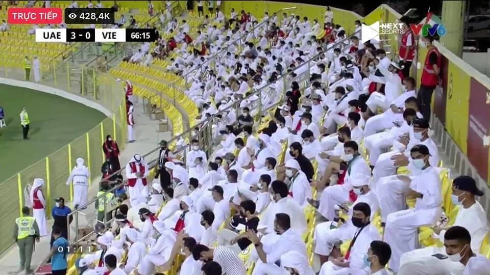  
Hình ảnh dàn cổ động viên UAE mặc áo trắng kèm theo tiếng kèn, tiếng hát áp đảo khiến nhiều người hoang mang. (Ảnh: Chụp màn hình)