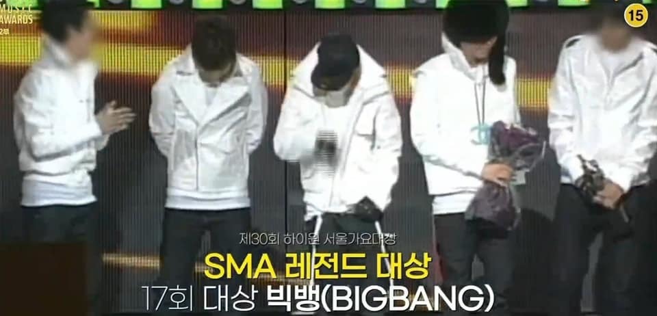  
SMA cố tình làm mờ mặt của Seungri và T.O.P khi trao giải cho BIGBANG. (Ảnh: Chụp màn hình)