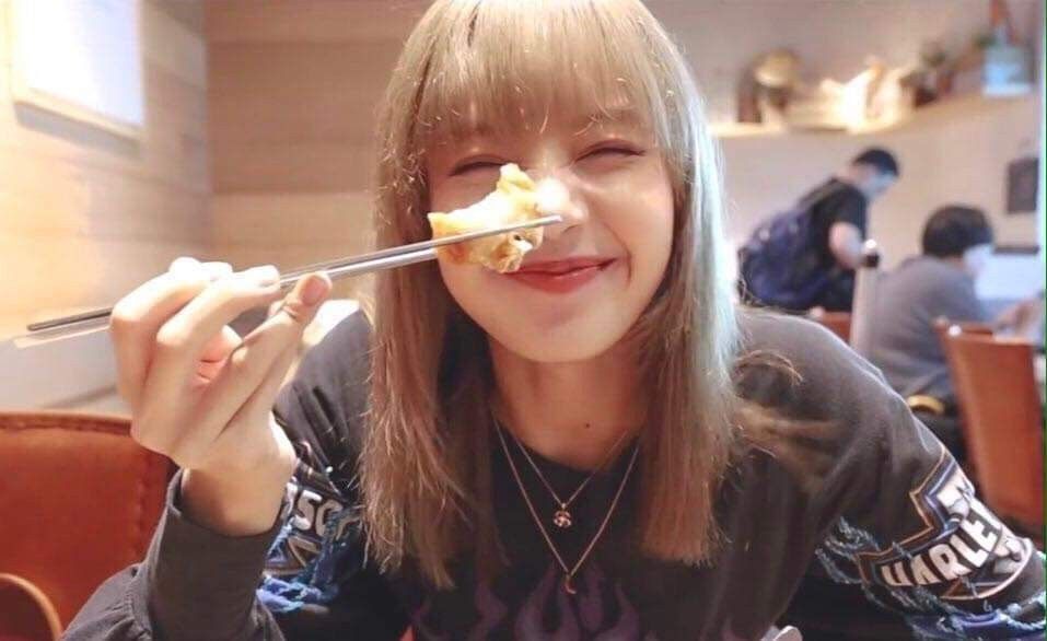  
Gương mặt vui vẻ của Lisa khi thưởng thức món ăn. (Ảnh: Twitter)