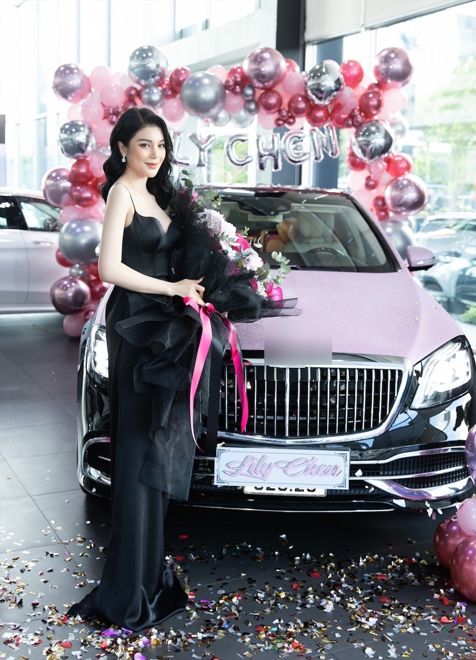  
Chiếc xe "đen hồng" giá gần 9 tỷ đồng của cô nàng. (Ảnh: FBNV) - Tin sao Viet - Tin tuc sao Viet - Scandal sao Viet - Tin tuc cua Sao - Tin cua Sao