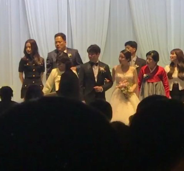  
Gia đình Jisoo khi chụp hình cùng nhau trong đám cưới anh trai. (Ảnh: K Crush)