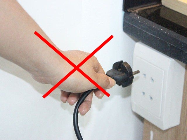  
Không sử dụng thiết bị điện hay tiếp xúc nguồn điện khi tay bị ướt. (Ảnh minh họa: VnExpress)