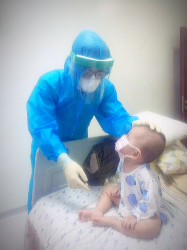  Một cháu nhỏ khác đang được điều trị Covid-19 tại Bệnh viện Nhi đồng thành phố Hồ Chí Minh. (Ảnh: Bộ Y Tế)