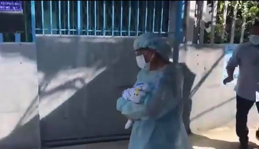  Bố mẹ của em bé đều đang trong bệnh viện cách ly vì dương tính SARS-CoV-2. (Ảnh: Chụp màn hình)